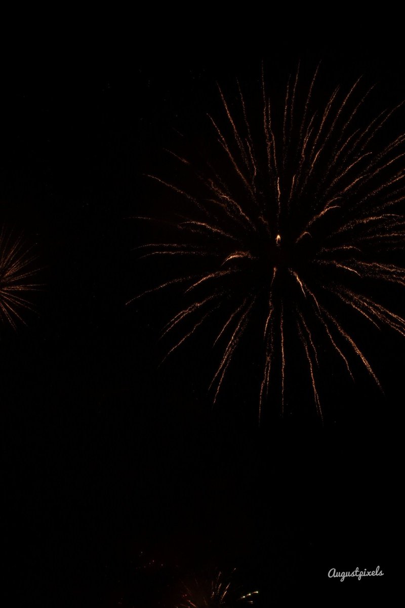 augustpixels's tweet photo. Colchester Fireworks Display! #Colchester #fireworks https://t.co/UD6QJibBpT