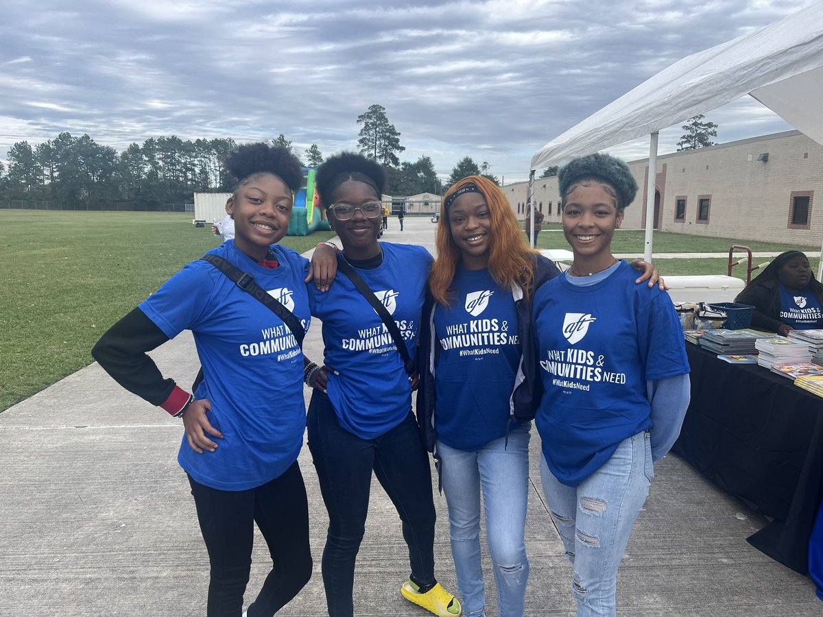 NimitzTrackGirls tweet media