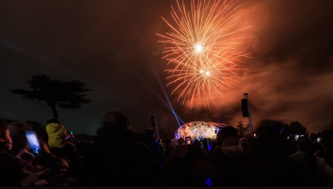 🎆 Wow, another great Cassiobury Fireworks display - making the town’s skyline sizzle and whizzle, with a dazzling 20-minute show lighting up the Watford sky! Share your pictures with us below!

📷 <a href="/Made_In_WD/">Made In Watford</a>
