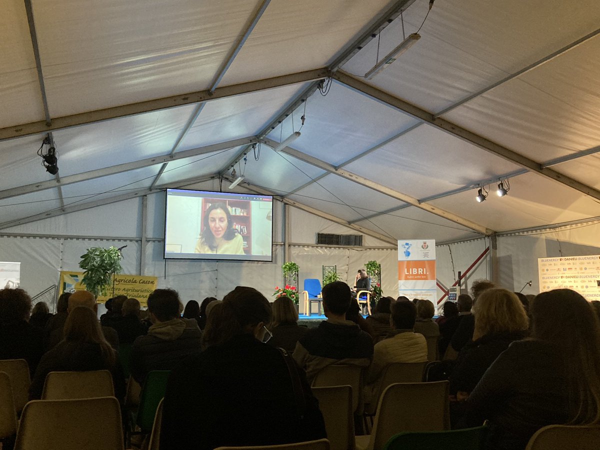 Sala piena per <a href="/mannocchia/">francesca mannocchi</a> in dialogo con <a href="/annapiuzzi/">Anna Piuzzi</a> per la rassegna Libri. Autori sotto tiro di #Mortegliano (UD)
🤍 <a href="/deagostini_it/">deagostini_it</a> “Lo sguardo oltre il confine”