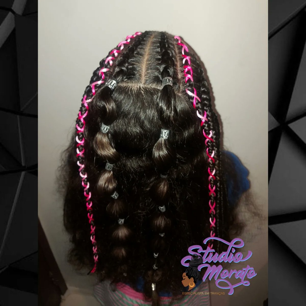 MoratoStudio's tweet photo. Modelinho de trança Arco + Bubble braids que está saindo bastante aqui no studio 🤤💖💖💖💖

📲 Venha garantir sua trança também, Link está na bio.

#trancas #trança #trançanagô #trançarco #rosa #Bubblebraids #moratostudio #rj #riocomprido https://t.co/3bpWWNhIpo