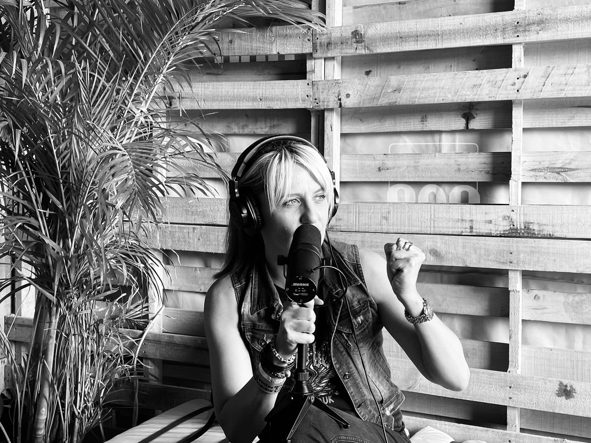 convoynetwork's tweet photo. Continuamos con la transmisión especial desde el festival @HipnosisMX. Escucha a @DaphneOficial y @LeoEQ_. #ConvoyEnHipnosis 
@d_tarima https://t.co/66WSyAKhxQ