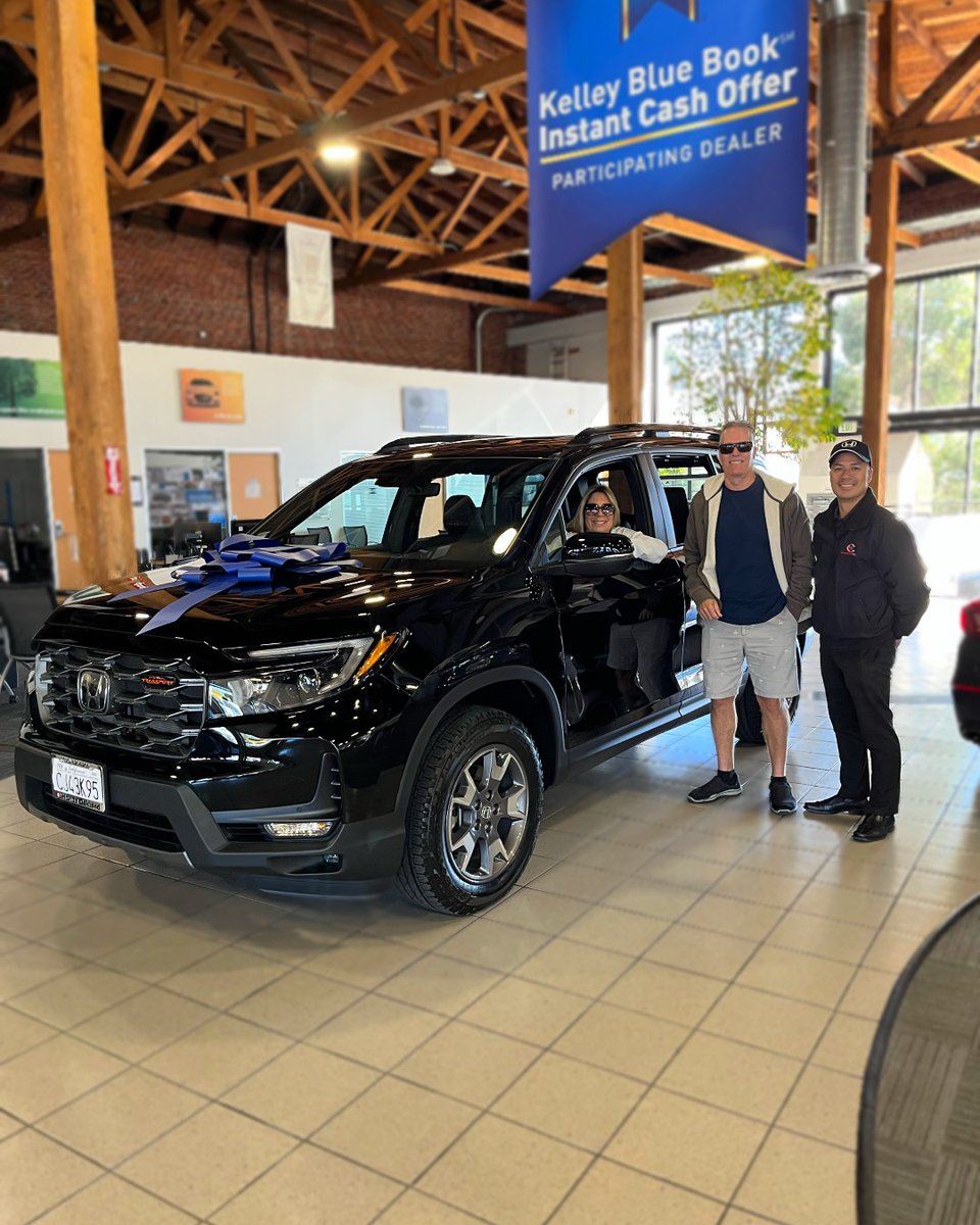 Another happy customer at Honda of Oakland!