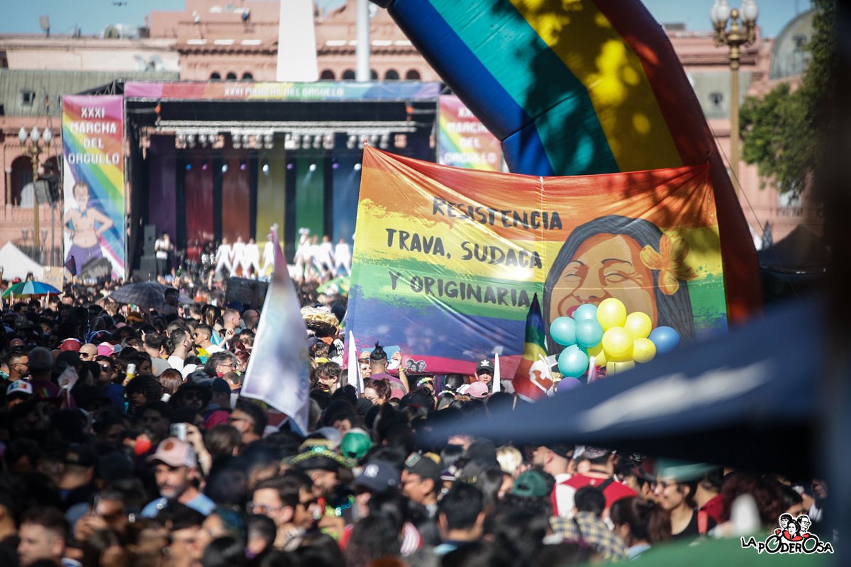 gargantapodero's tweet image. 🏳‍🌈 ¡Hoy salimos a las calles en la #MarchaDelOrgullo! Ante la dificultad para obtener un empleo formal y frente a la constante discriminación, las disidencias reivindicamos nuestra dignidad: así, como cuando llenamos la olla para nuestros barrios. ¡Arriba nuestro orgullo!