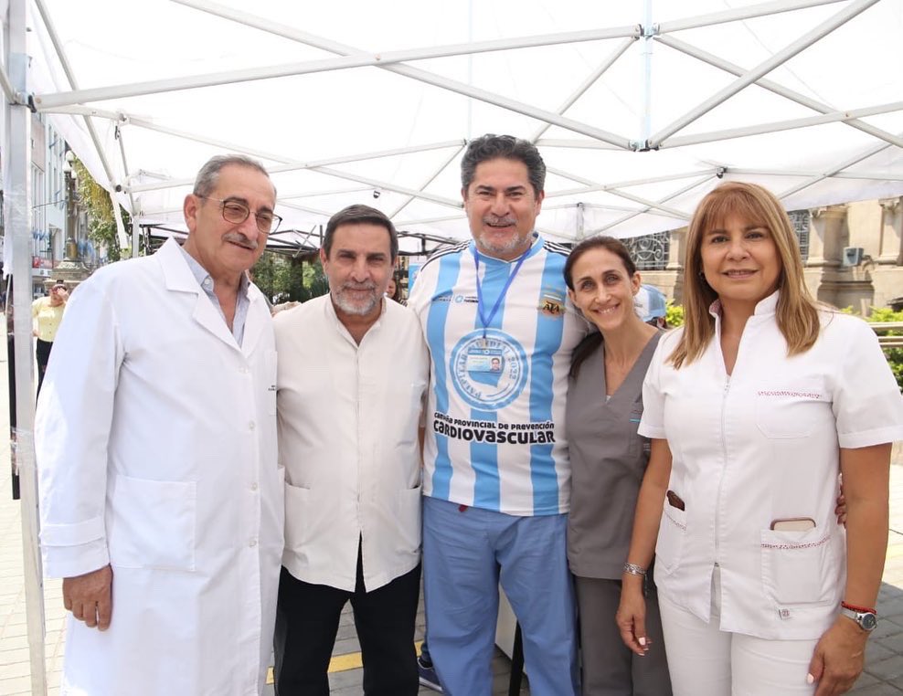 LuisMedinaRuiz4's tweet photo. Hoy nuevamente estuvimos frente a Casa de Gobierno junto a los equipos de salud con el operativo #Palpitar 🇦🇷 https://t.co/Wd5Xnt3oa2