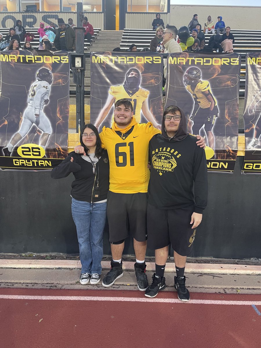 VictorMDiazSix's tweet photo. Jordan Diaz And family. On senior night https://t.co/me4nWatYeQ