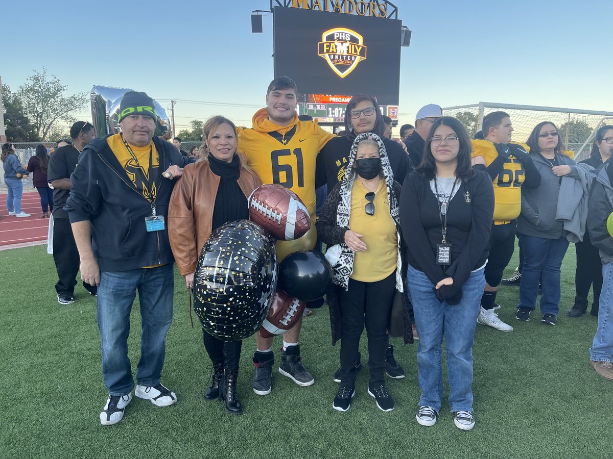 VictorMDiazSix's tweet photo. Jordan Diaz And family. On senior night https://t.co/me4nWatYeQ