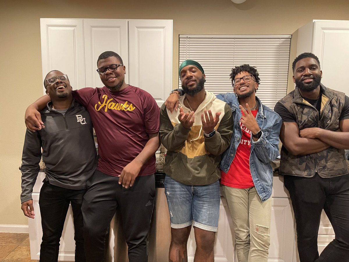 VincentDPhilli's tweet image. A bond 💪🏿#Spring12

Congrats LB on the wedding!