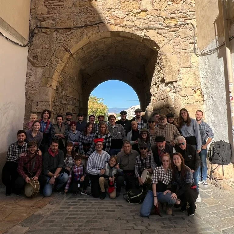 xiquetstgn's tweet photo. Avui hem estat presents a la tradicional embutada,🍷 la festa del vi Novell, on hem pogut gaudir d'una ruta guiada excel·lent, igual que d'una cata de vi posterior. 

Ens veiem demà a Altafulla per acabar la temporada de la millor manera possible! 💪 https://t.co/YHnW77m1zy