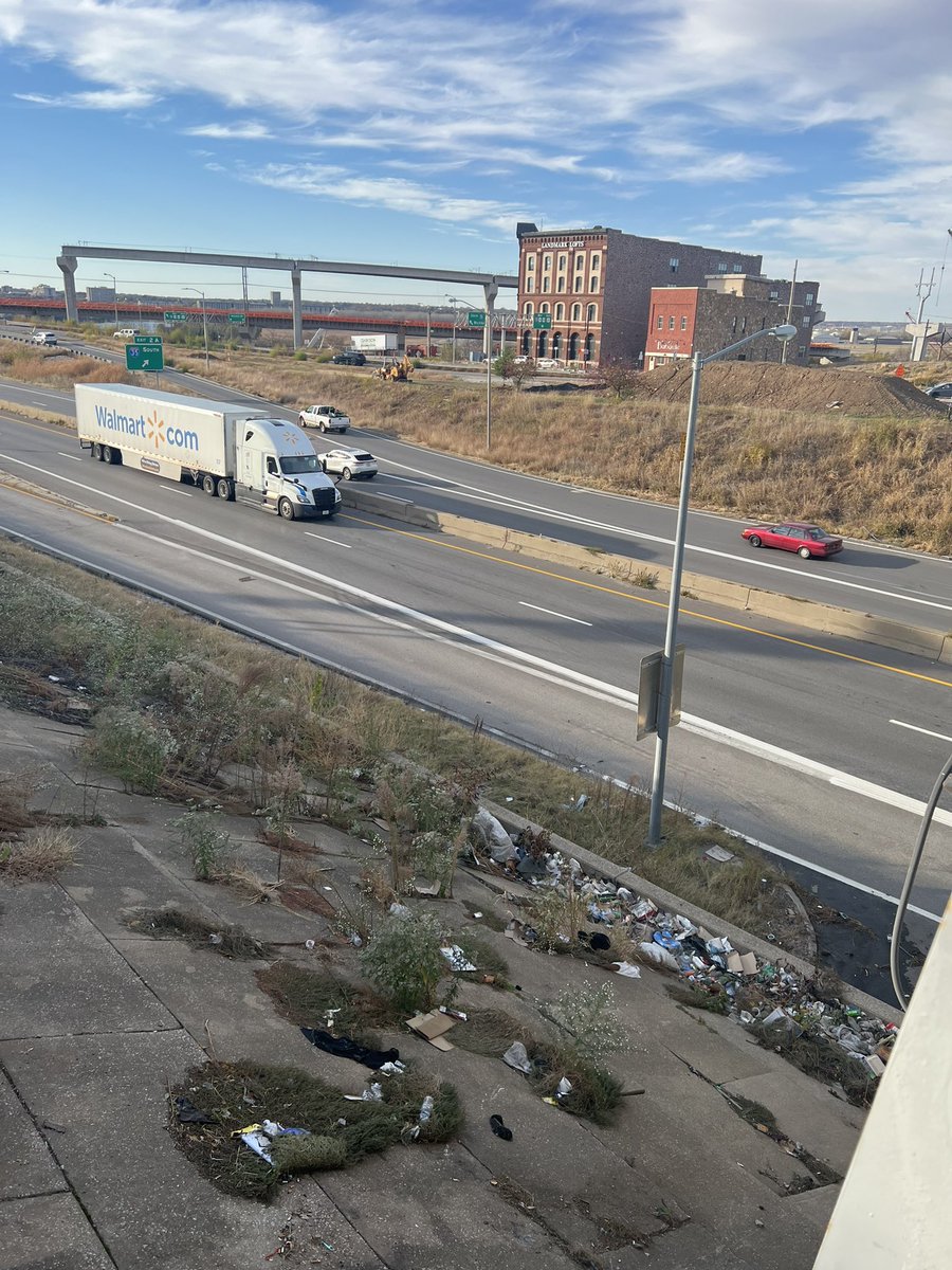 Simply_Railway's tweet photo. Lovely day for a walk 🇺🇸

#ChooseTransit #CarsAreTrash https://t.co/W5VsTISYEr