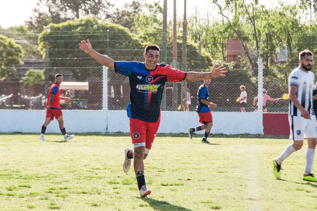 Defe_Club's tweet photo. ✅👑 Y fue triunfo 2 a 0 de #Defe 🔵🔴
👉El Rey de Copas de la LPF venció en el partido de ida de semis  frente a Atlético Mones Cazón con dos goles de #MarceloLocastro 💪💥💯🎉y así se llevó la primera vuelta a su casa ⚽⚽⚽
#VamosDefe💪⚽💯💥✅🔵🔴 https://t.co/p7OaAZW9AP