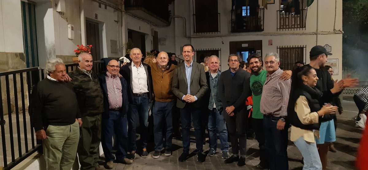 subdegobalmeria's tweet photo. El subdelegado @JosemMartinFdez ha disfrutado hoy de la Fiesta del Otoño de #Bayárcal. Acompañado de su alcalde, Jacinto Navarro, y del diputado provincial Antonio Gutiérrez, alcalde de #Padules, entre otros, Martín ha degustado una rica "tostonada" de castañas asadas 🌰🌰🌰. https://t.co/4OMmtqcwmR