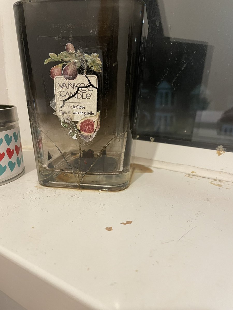 BecaSian's tweet photo. @TheYankeeCandle I presume this isn’t supposed to happen? https://t.co/7ThEg2nxo4