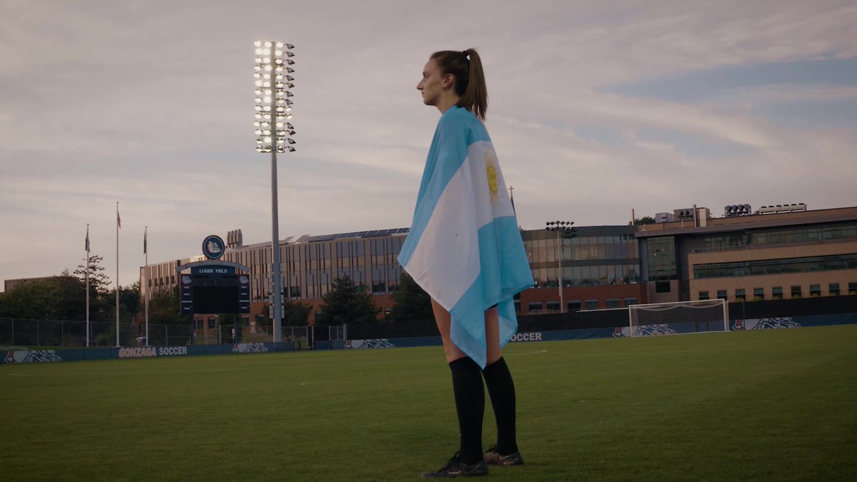 Argenautas_'s tweet photo. Nuestra gringa obtuvo su título en informática (igualmente sigue cursando una Maestría) y su universidad le hizo un lindo video sobre su relación con el fútbol y Argentina 🥰 https://t.co/Df2719Ynrn