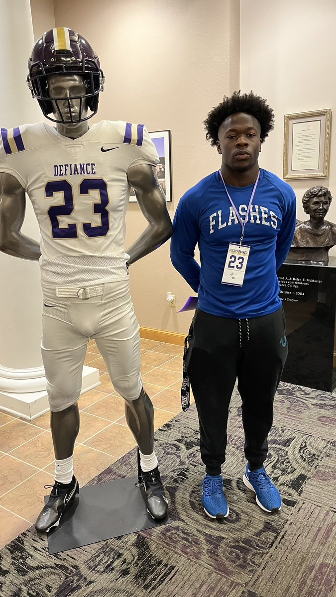 Great Football Visit @DCFBJackets college today , Thank you for the great Experience @CoachWallaceFB 🔥🔥. <a href="/Coach_West90/">Jayson West</a> <a href="/HCrossFB/">Holy Cross Football</a>