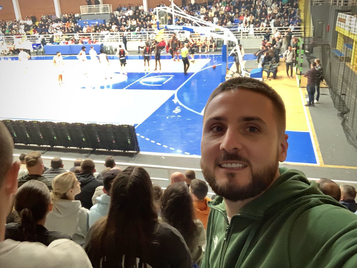 KumnovaShpend's tweet photo. Çfarë fitore sonte në Rahovec. Vëllaznimi! 🏀♥️ https://t.co/v44poZR5vG