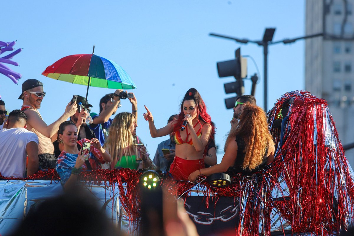 emergentesmedio's tweet photo. Agitando con la Queen @lalioficial en la #MarchaDelOrgullo
Fotos: Leandro Mastronicola para Emergentes https://t.co/kEPG3nXhLP