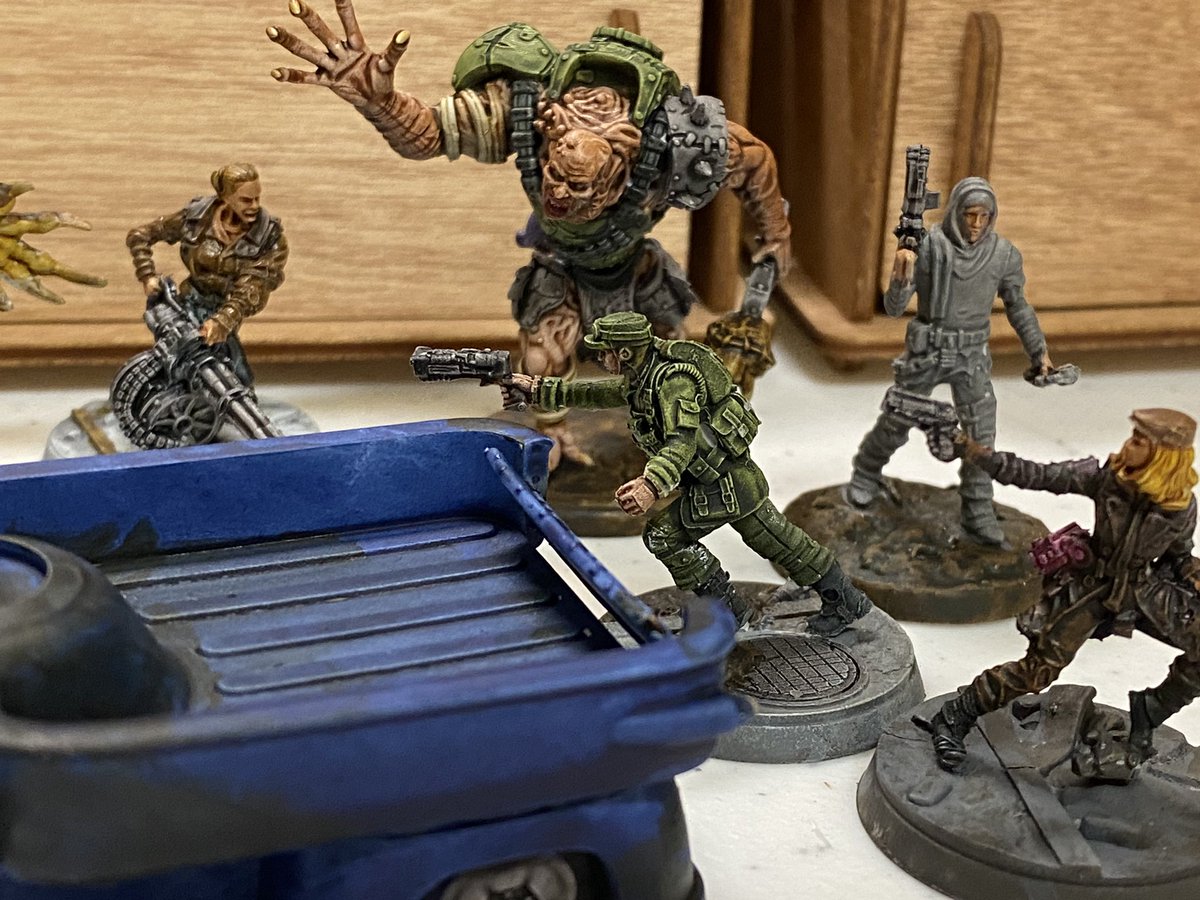 smiteworks's tweet image. More Fallout stuff painted. I’m happy with how the Deathclaw turned out for a speed paint. About 2-3 hours painting for all these. #Fallout