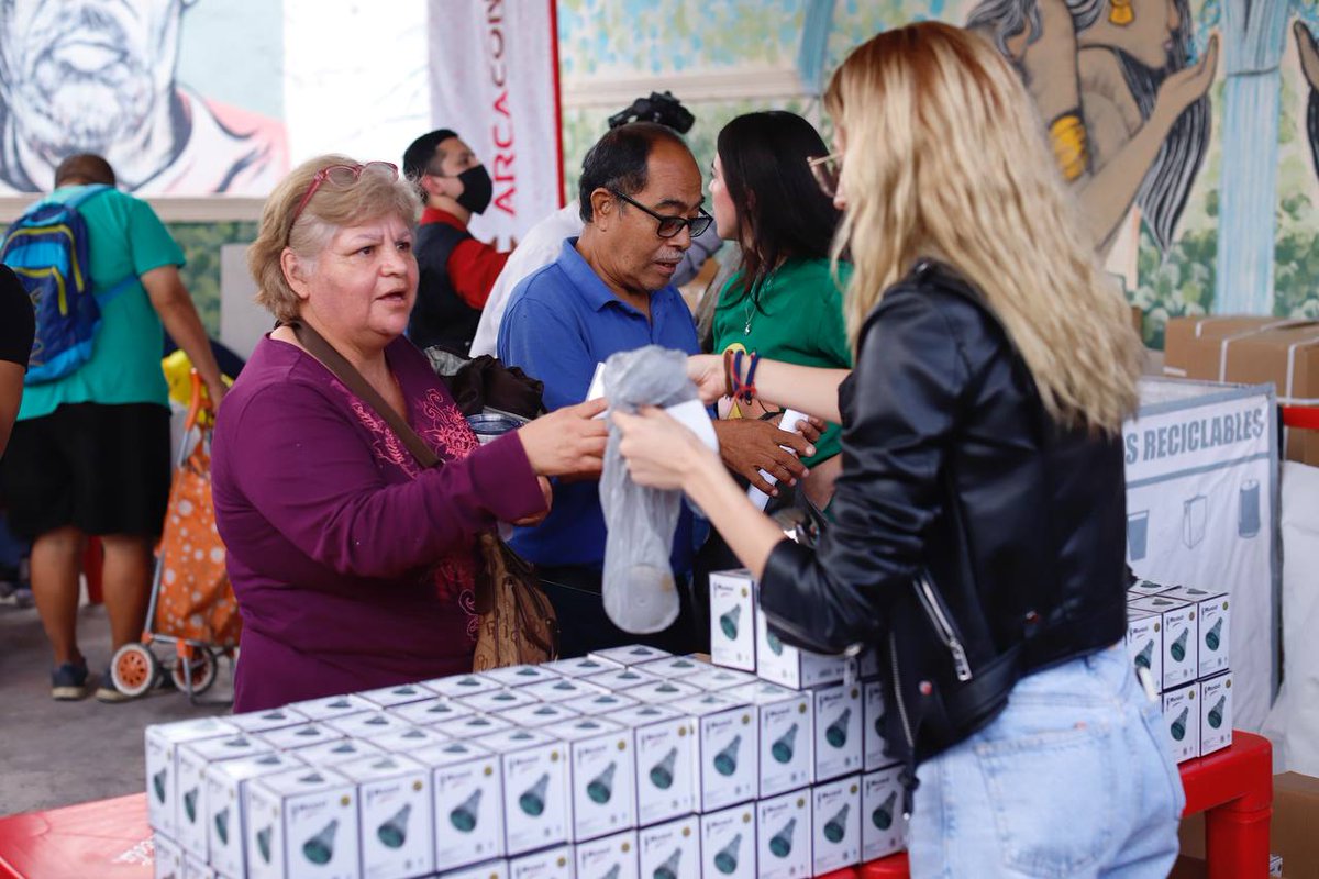 3erSector's tweet photo. 3er Sector - Arca Continental dona en Monterrey regaderas ecológicas para ahorrar agua https://t.co/5V875Wy9HT #Sostenibilidad #Comunidad #Agua #GestióndelAgua #PlanetaAC @arcacontal @SomosCocaCola @mtygob @colosioriojas https://t.co/bLkPNXzVVB
