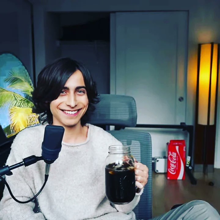 MarinavRooyen's tweet photo. Live 99..... Amazing 🧡 it is phenomenal how @AidanRGallagher plays guitar and sings with so much emotion!!! NEXT WEEK -LIVE 100!!!!!! #aidangallagher #musicislife #SaturdayVibes #ThisIsHome #thisisfamily #bestmodsever https://t.co/mXNpw4P4OT