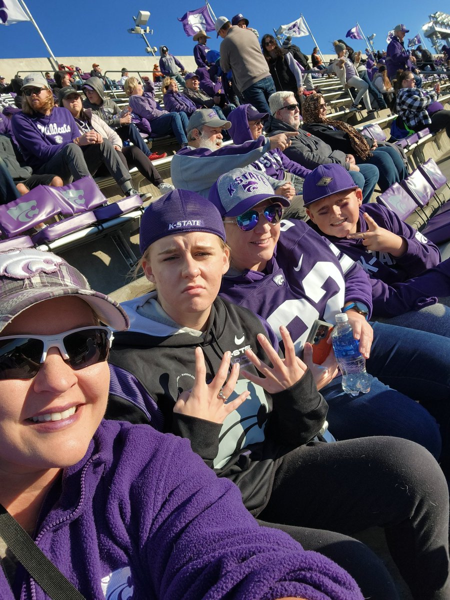 peeneenut's tweet photo. Let's go Cats!!!
💜🏈🤍🏈💜🏈🤍🏈
#kstategameday #kstatefootball
#emaw #kstatefb https://t.co/lA6CZwbOSe
