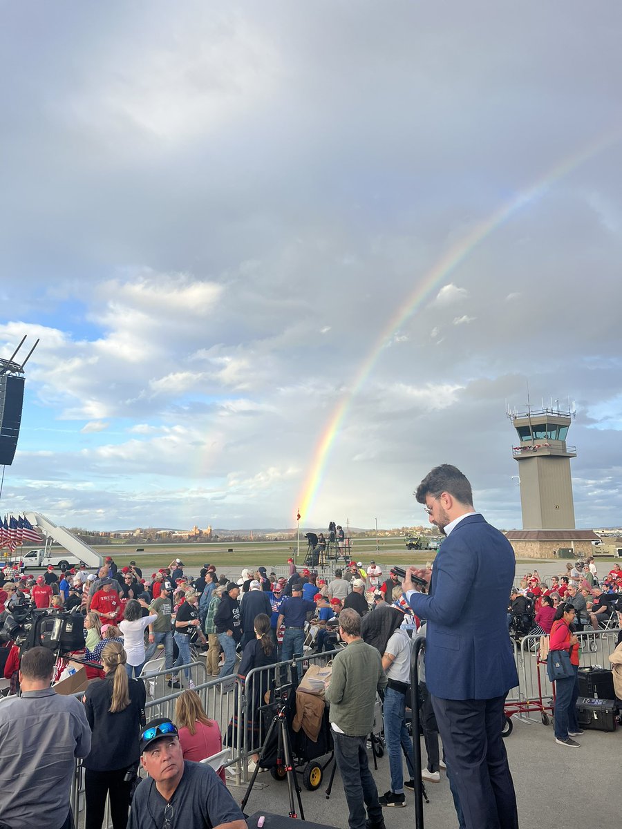 LizWillis_'s tweet photo. Wind gust at the Fetterman-Obama rally sent American flags tumbling towards the ground today.  However, here in Latrobe, President Trump’s Oz-Mastriano rally has a gorgeous rainbow next to the stage.

🇺🇸♥️ https://t.co/r1oPpuU2Td