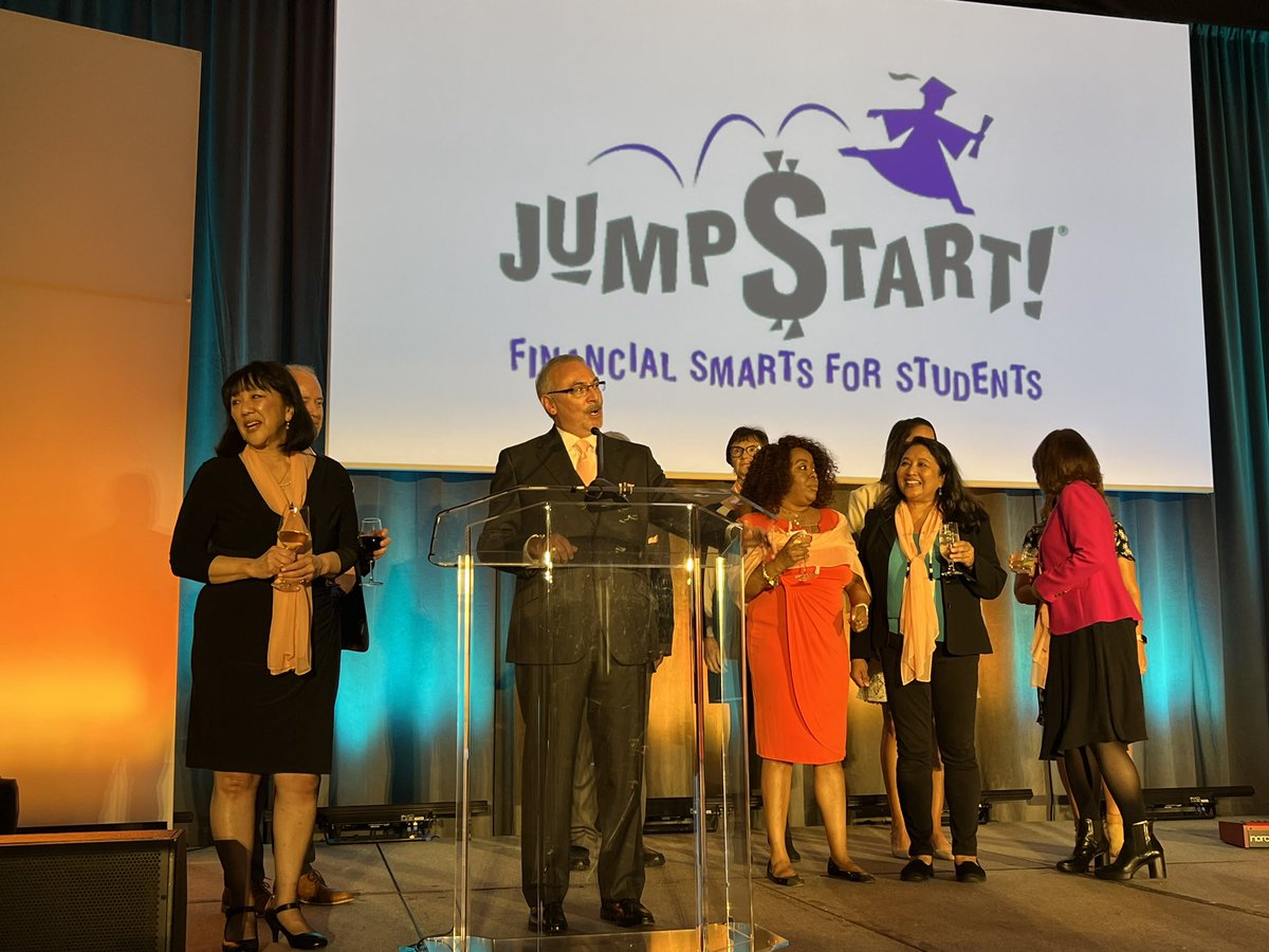 Casey_Cortese's tweet photo. The power of teachers!  That’s what is evident @NatlJumpStart #jumpstartNEC as 300+ teacher leaders explore new skills &amp; resources to bring high quality personal finance to their students. This place is reverberating with passion, and it humbles me! TY teachers! #Schwab4Good https://t.co/0kj6VpnZ1G