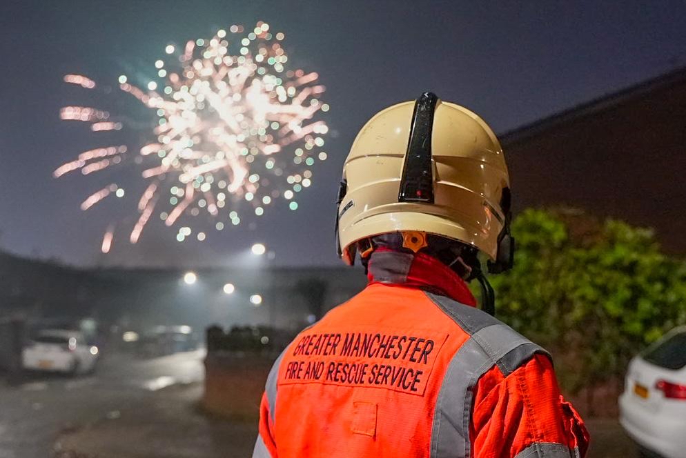 manchesterfire's tweet photo. @GMFRSPhoto @NW_Fire_Control 📷 Stunning photos from Ben @GMFRSPhoto, who rode out with crews in Salford this evening.

#BonfireNight https://t.co/OZhq8X8wdq