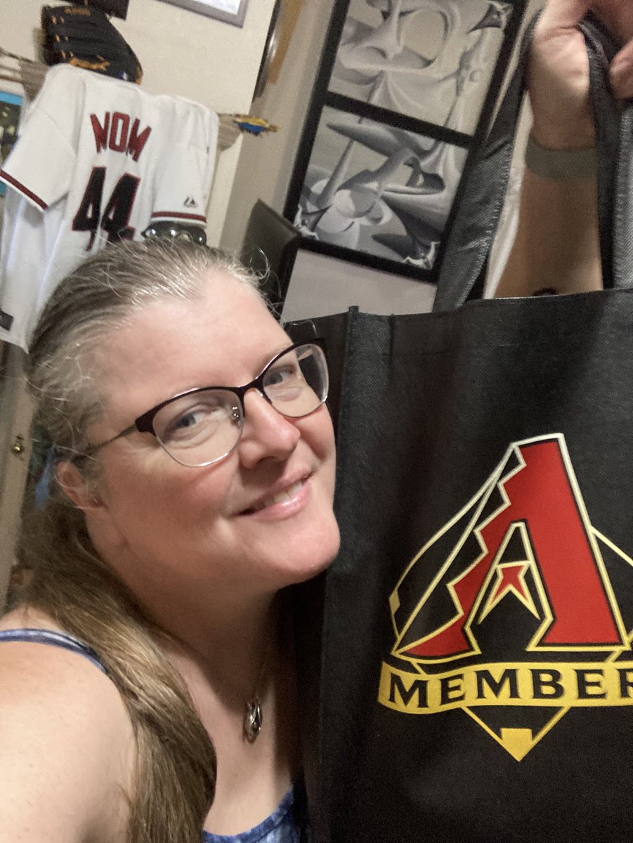 Crysthedoula's tweet photo. Saturday objective 5:
✅ pick up @Dbacks #ThanksGifting bag https://t.co/6SeCOCCz5g