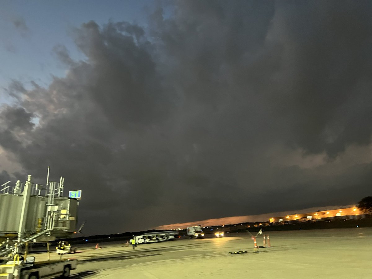 Team #AUSome doing a full ramp cleanup before the incoming storm! Great job keeping a safe work environment! #WeAreUnited @spiper0617 @jcourt4241968 @AOSafetyUAL