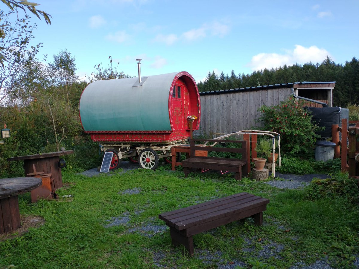Frugaldom's tweet photo. Thank you to one of our visitors for sharing some photos they took during s trip to Frugaldom this weekend. #friends #ponies #river #hut #bowtop #ponyhour https://t.co/gVm8ur9Apn