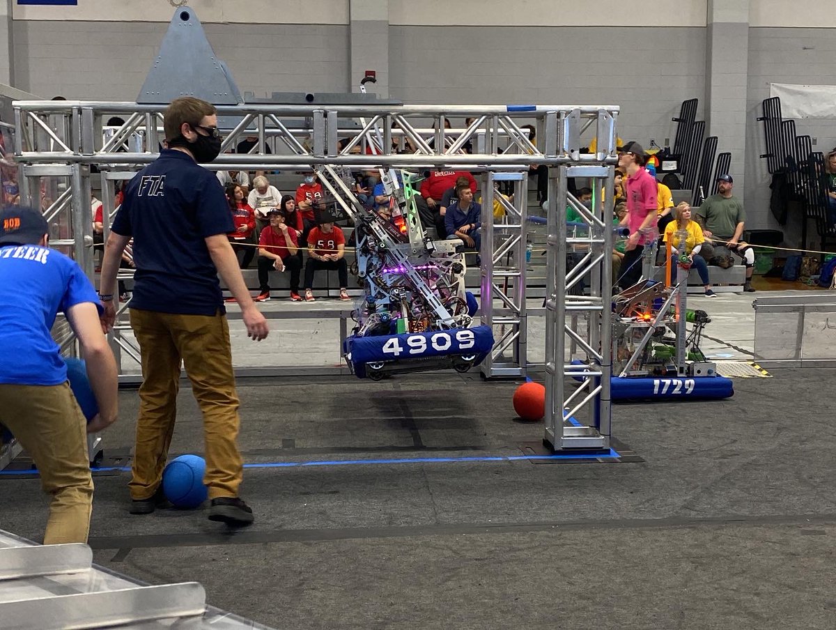 team4909's tweet image. Here are some highlights from Battle of the Bay! Thank you to @bigbadbob319 for hosting an awesome competition! 
#offseasonevent #nefirst #rapidreact #omgrobots #robotics
