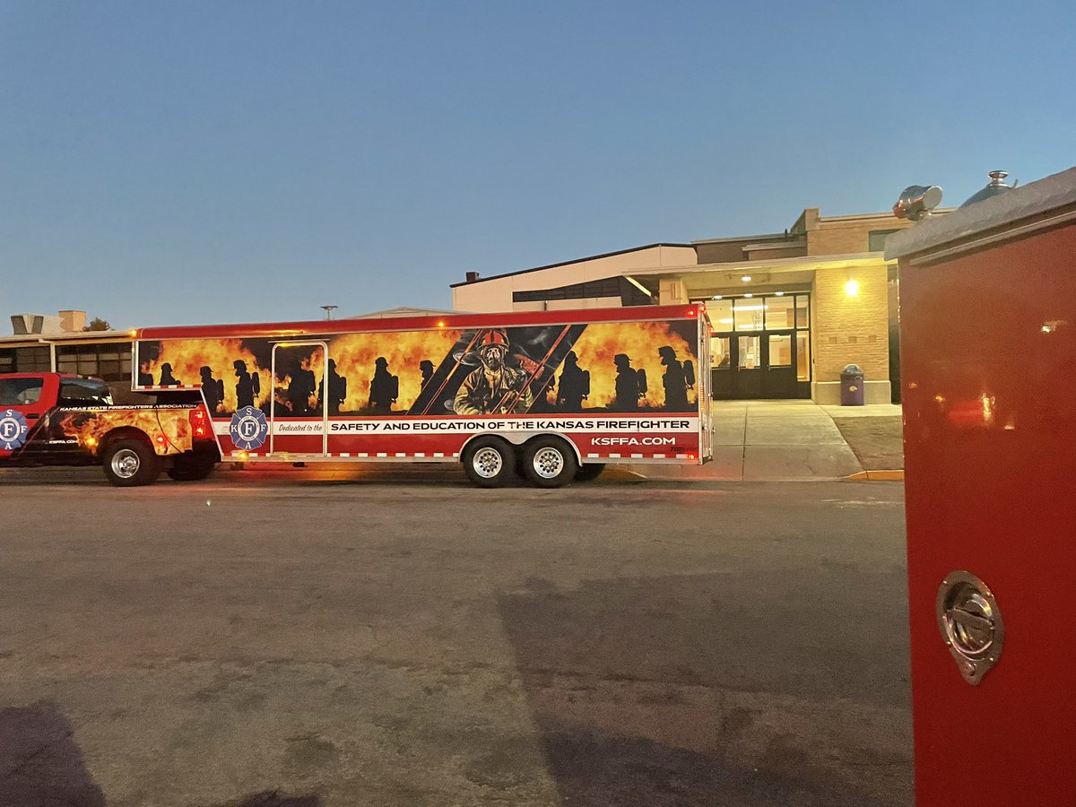 kballz83's tweet photo. Out showing our support for the Kansas State Firefighters Association at the Trego County Fire School. @ATT #PaintItBlueIn2022 #KAMOKickOff
#PumpUpTheFANs @KAMOkonnects @ErickJBush #winMOORE #LifeatATT@AlyssaMoore_12 @KAMO_GOAT https://t.co/C1k2XegZWR