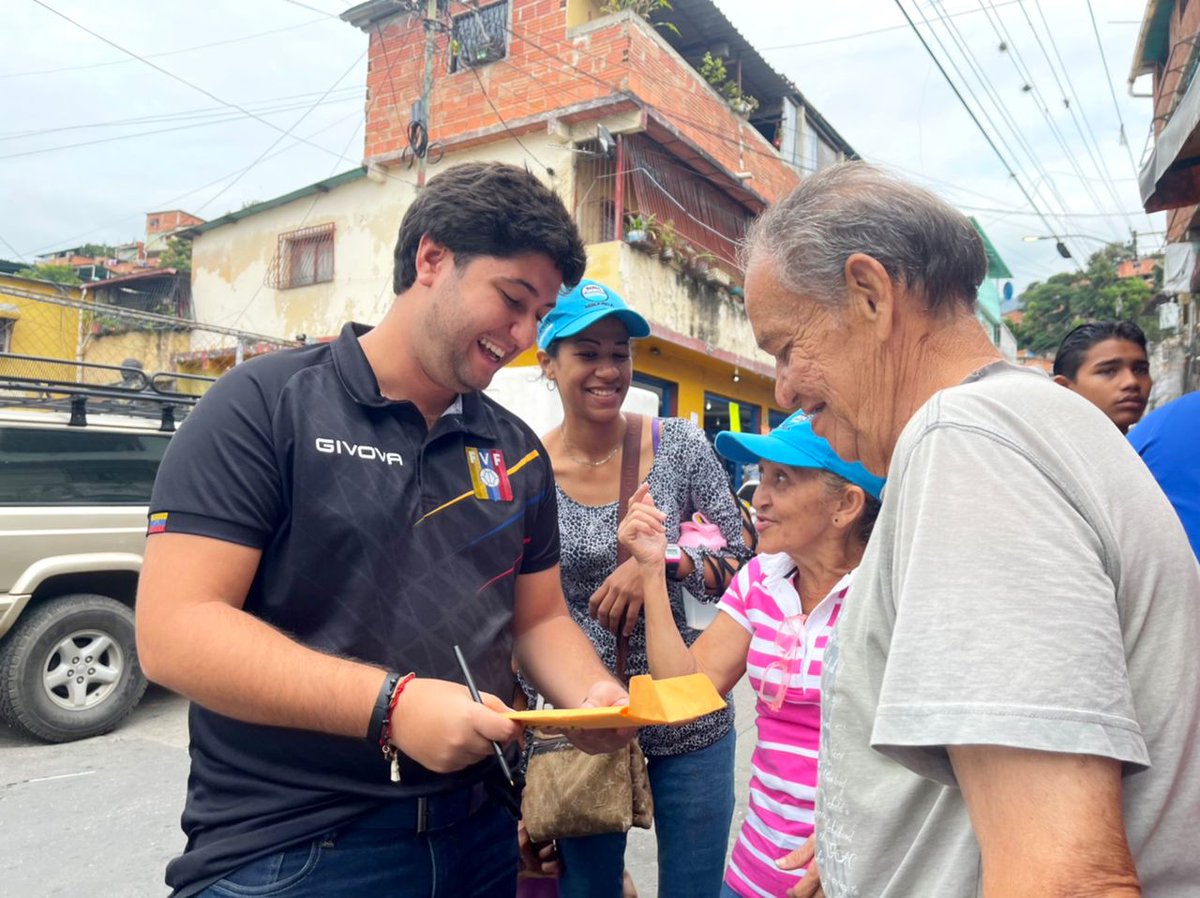 fvmunsucre's tweet photo. #SÁBADOVECINAL Hoy @lafuerzavecinal estuvo desplegada por todo el país, llevando el mensaje de esperanza. El cambio es posible y seguimos trabajando para conseguirlo.  #VivirParaSeguir https://t.co/cb2Wyvod4j