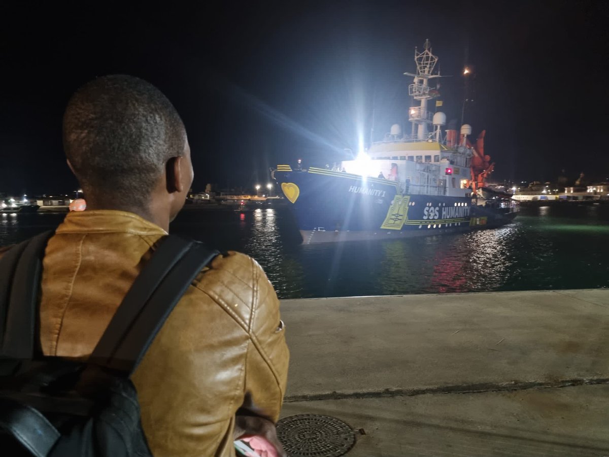 aboubakar_soum's tweet photo. I naufraghi su @soshumanity_de stanno sbarcando. La vita umana deve sempre avere la precedenza. Bisogna tutelare la salute di TUTTE le persone garantendo la possibilità di richiesta di asilo. Chi sbarca in Italia sbarca in Europa. Pertanto affronterò presto il tema a Bruxelles. https://t.co/vBUI4TI5M3