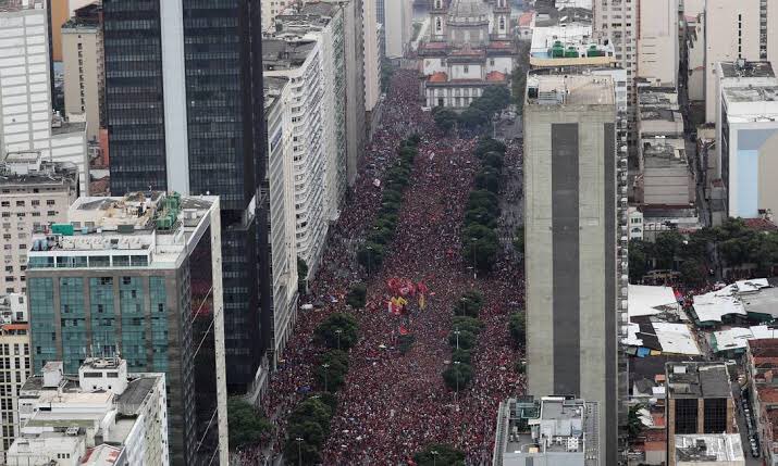 flatesigo's tweet photo. ⚠️ | O Flamengo vai pedir antecipação do jogo com o Avaí para desfilar com a taça no domingo dia 13/11.

trajeto incluiu a Barra, São Conrado, Leblon, Ipanema, Copacabana, Botafogo, Flamengo, e pela Avenida Presidente Vargas e encerraria no Santos Dummont. 

🗞️ @geglobo https://t.co/IB9asuf5b3