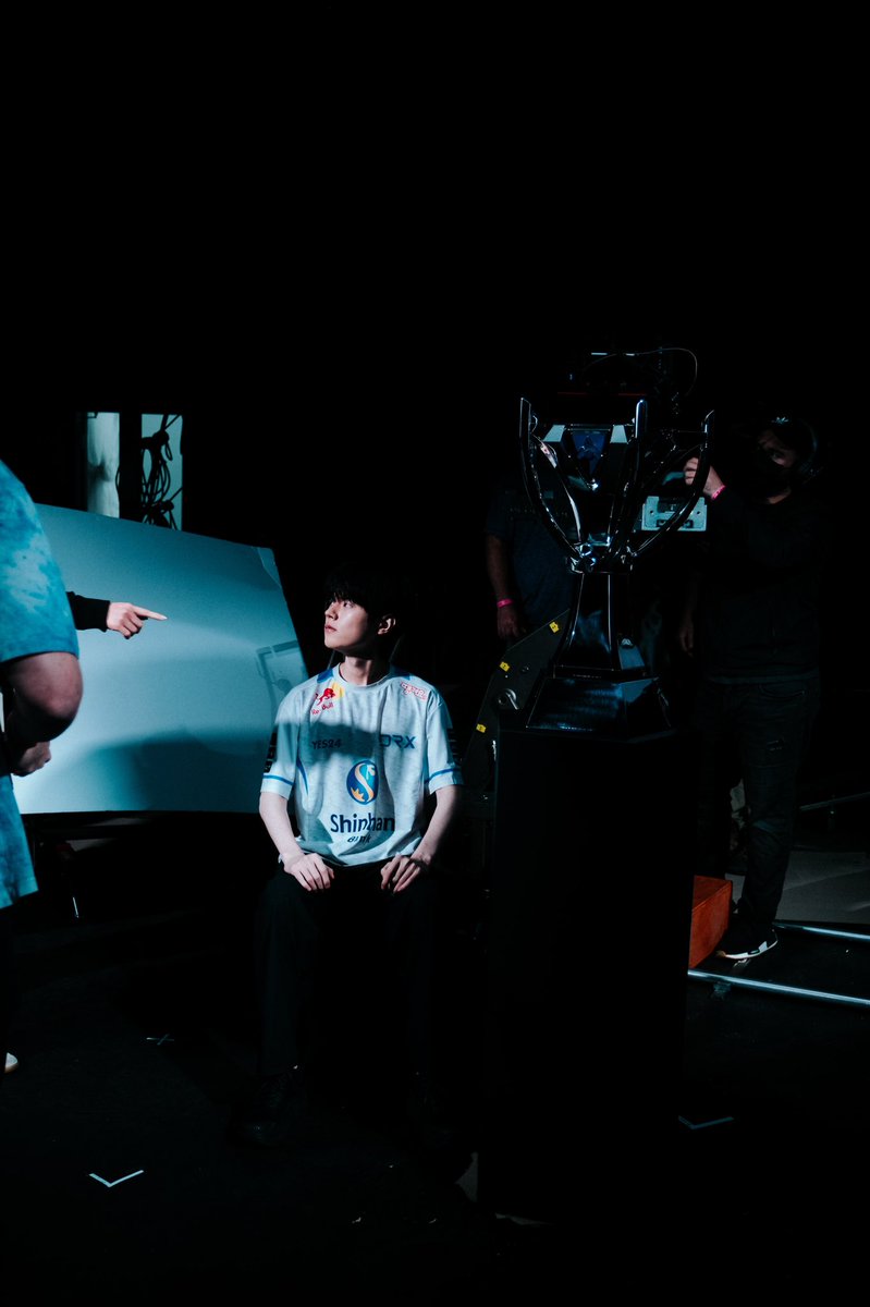 GoodBoy_Tweets's tweet image. A few more BTS shots from the “trophy room” shoot for the #Worlds2022 finals teaser. @riotgames @lolesports @T1LoL @T1 @DRXGlobal featuring the beautiful @TiffanyAndCo Summoner’s Cup 🏆