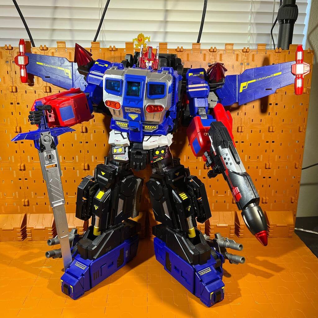 engineerhoist's tweet photo. Amazing #tfcon2022 exclusive Fans Hobby Delta Baser just arrived! This thing is huge and quite awesome! So thankful that @thechosenprime had a few left after the con since I wasn’t able to make it this year. Definitely will be there next year in Orlando! https://t.co/0zXYaaVErX https://t.co/n6KZnU0usF