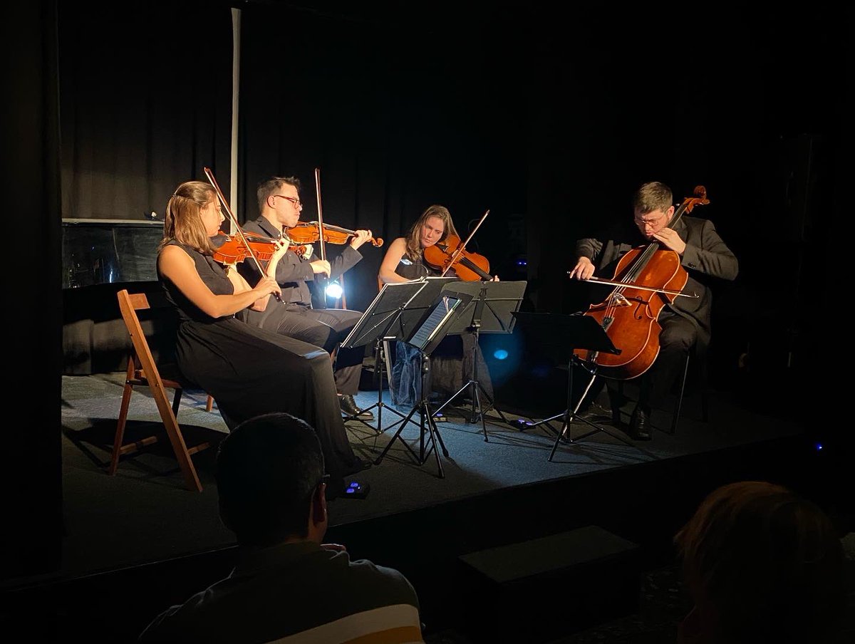 CasinoPrado's tweet image. Aquesta nit hem gaudit del #CuartetoIberia, el concert que inaugurava el #CicledeClàssicaalPrado, amb els guanyadors del #ConcursMirabentMagrans. Grans músics que demostren el seu talent amb una gran passió i professionalitat sobre l’escenari davant d’una sala d’actes plena.