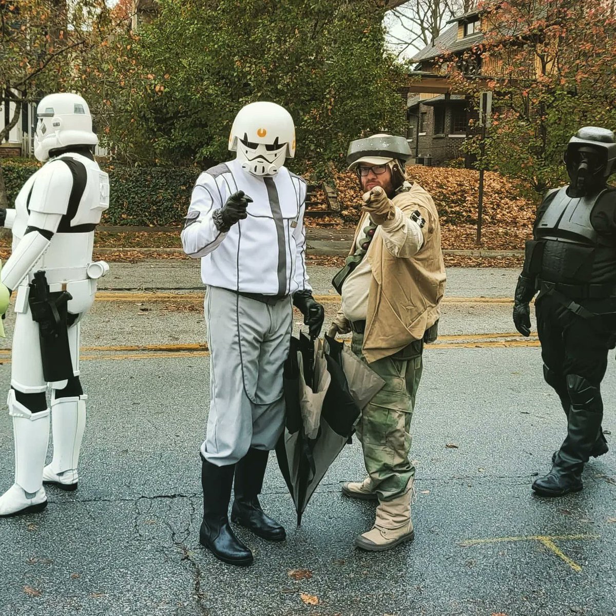 starwarsindiana's tweet image. This morning, @bloodfingarrison and @mosespabase joined forces to cheer on runners at the Indianapolis #MonumentalMarathon - providing some encouragement to finish. (Or even some motivation to run away!) Excellent job, troopers, and well done runners!
