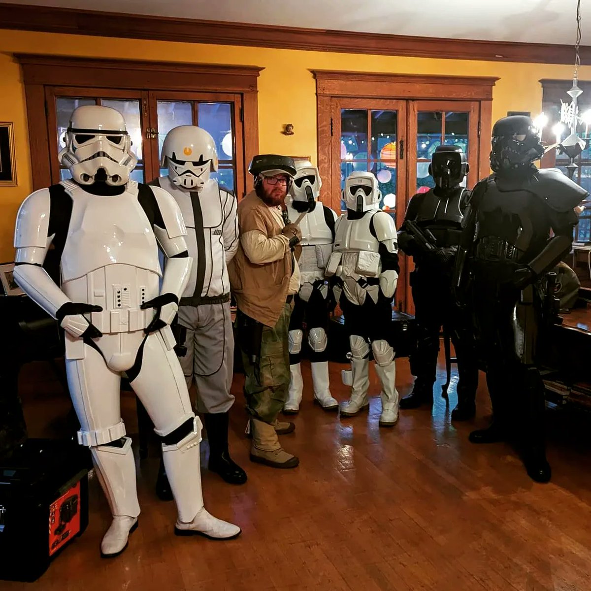 starwarsindiana's tweet image. This morning, @bloodfingarrison and @mosespabase joined forces to cheer on runners at the Indianapolis #MonumentalMarathon - providing some encouragement to finish. (Or even some motivation to run away!) Excellent job, troopers, and well done runners!