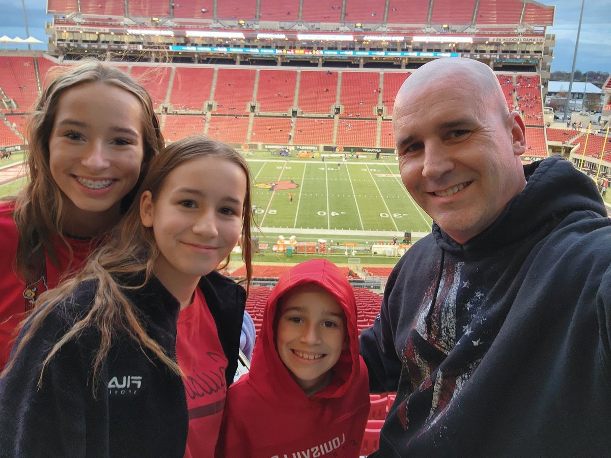 beedissle's tweet photo. The Mayers are here in the Ville!!!  #GoCards #LetsGoCards #TouchdownCity https://t.co/FLgs2pnbCJ