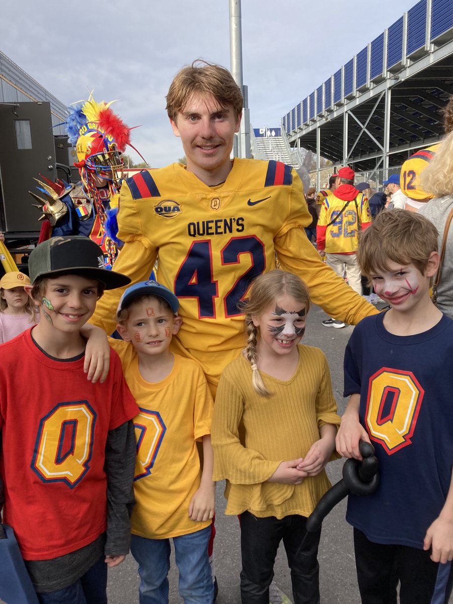mullancat's tweet photo. @queensgaels @Queens_Football #OKG #HERECOMESQUEENS #MONEYFANS https://t.co/rexxHEloka