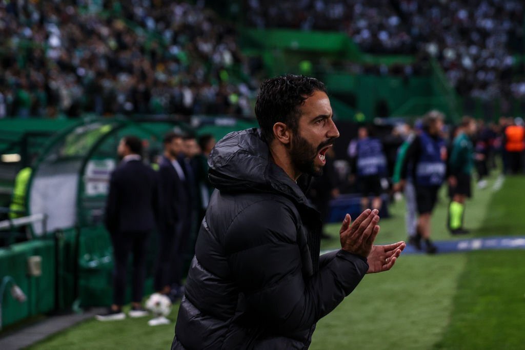 Sporting_CPAdep's tweet photo. 🎙 Rúben Amorim: "Precisamos de todos os adeptos, inclusive da Juve Leo. Sei que é um assunto delicado. Agradeço o apoio. Remar para o mesmo lado.

O treinador diz que acredita que o momento de tensão com a claque será resolvido. https://t.co/Wc32Mev7jA