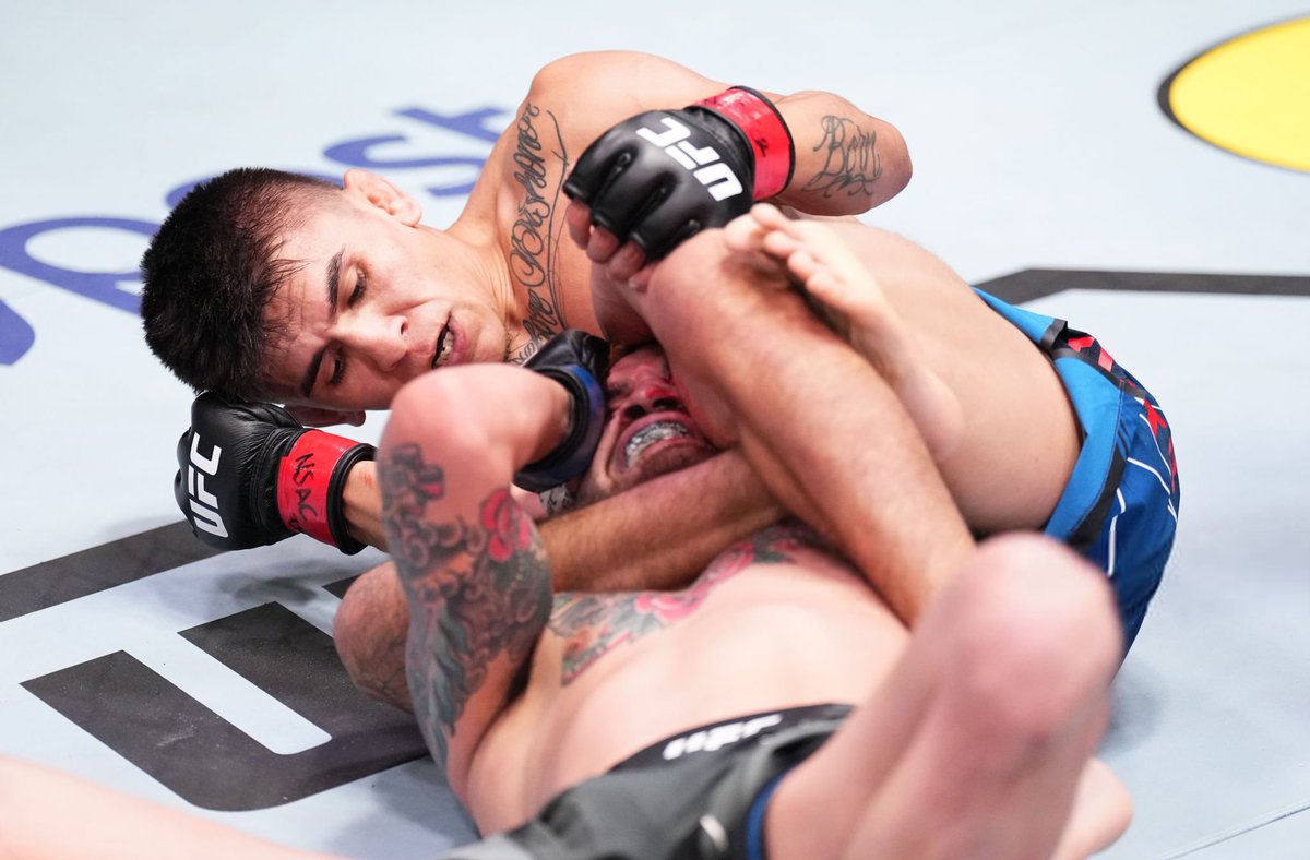 MMA_Fusion's tweet photo. Mario Bautista vence a Benito Lopez por la vía de la sumisión (triángulo invertido) en el primer round (4:54) en #UFCVegas64. https://t.co/wuMiPCuOnF