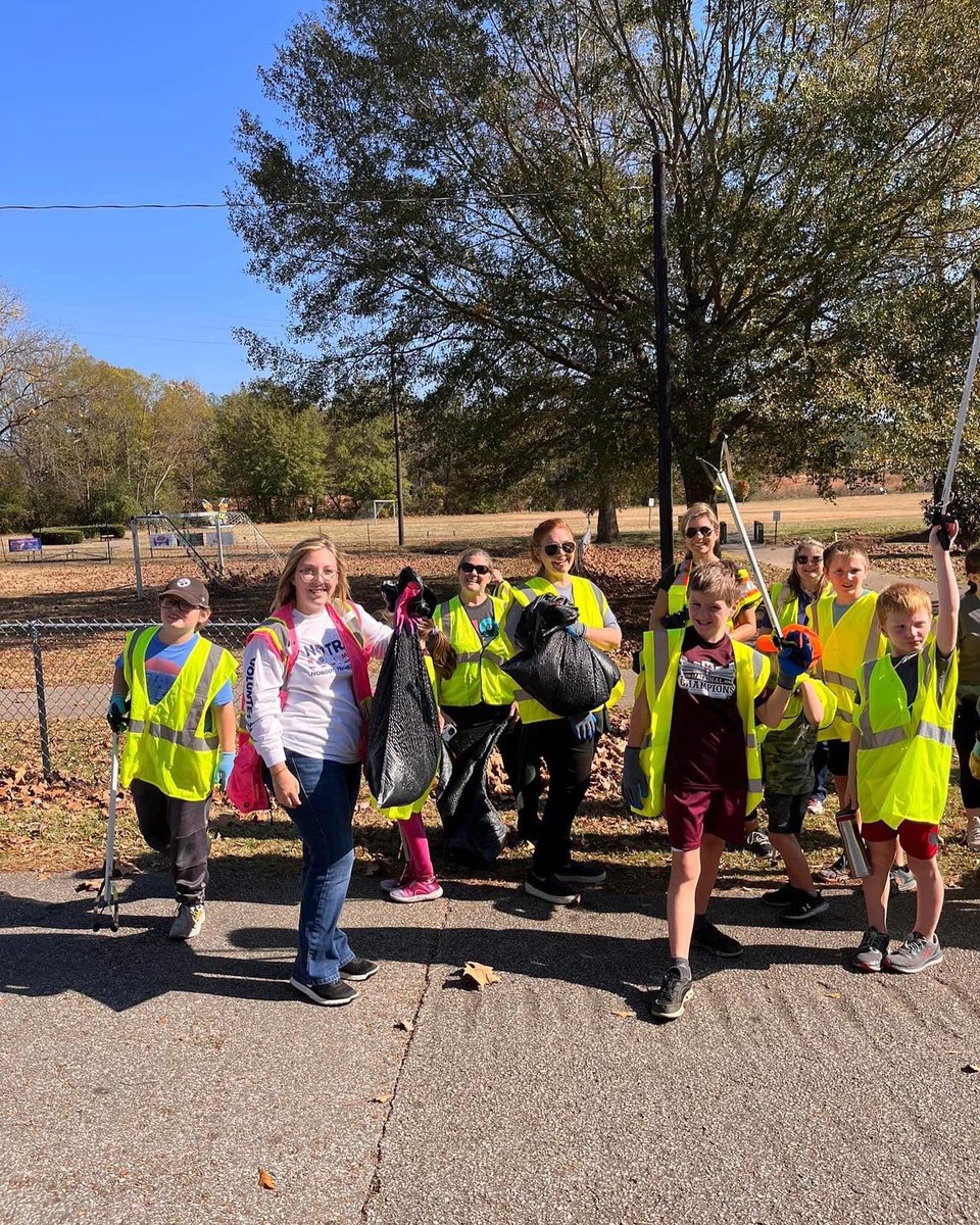 CCSWRD's tweet photo. Thank you to Henderson Classical Conversations for coming out and participating in Chester County’s No Trash November event!. We had a great turnout and are happy to have had the opportunity to help keep our park clean and litter-free! #NobodyTrashesTN #kccb #NoTrashNovember https://t.co/LeaoYx8hyg