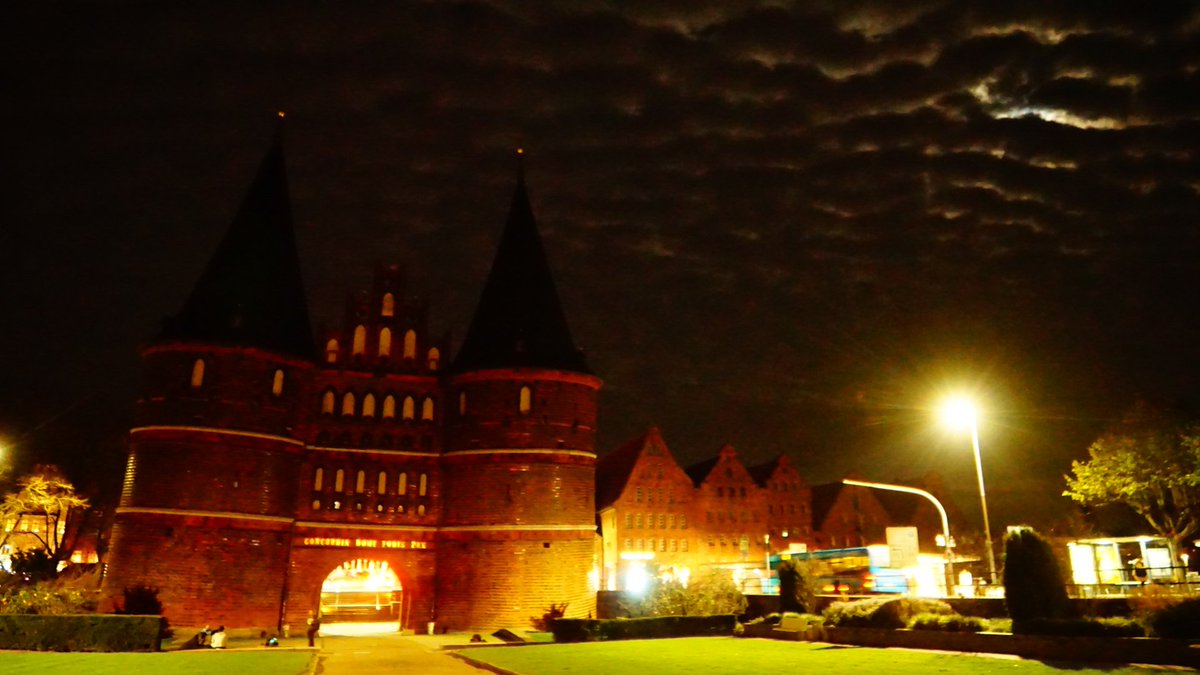 #Holstentor am 5. November zwischen 19 und 20 Uhr mit Mond, Riffelwolken und Straßenbeleuchtung.
