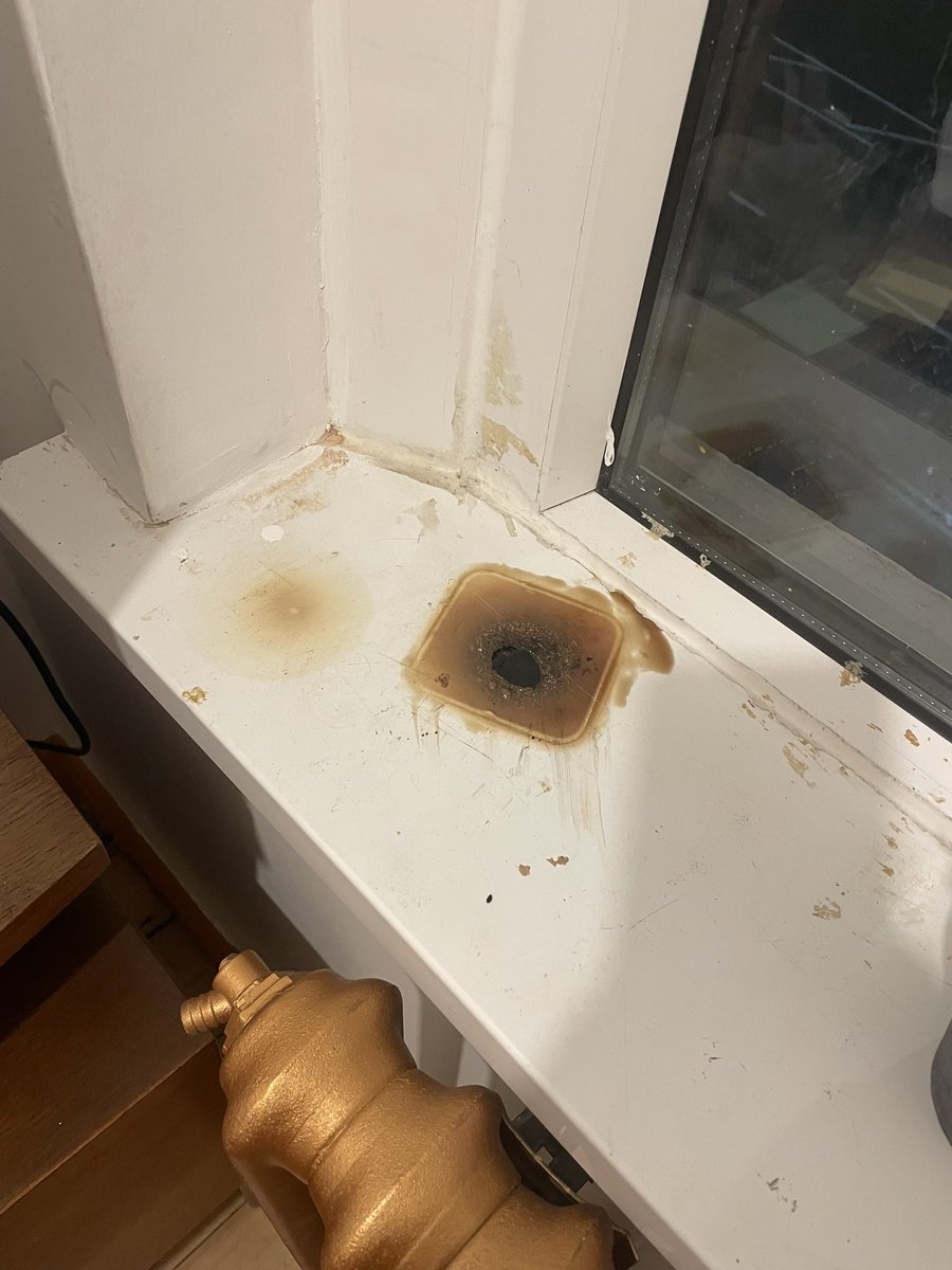 BecaSian's tweet photo. @TheYankeeCandle I presume this isn’t meant to happen? https://t.co/yCd9L5abOV
