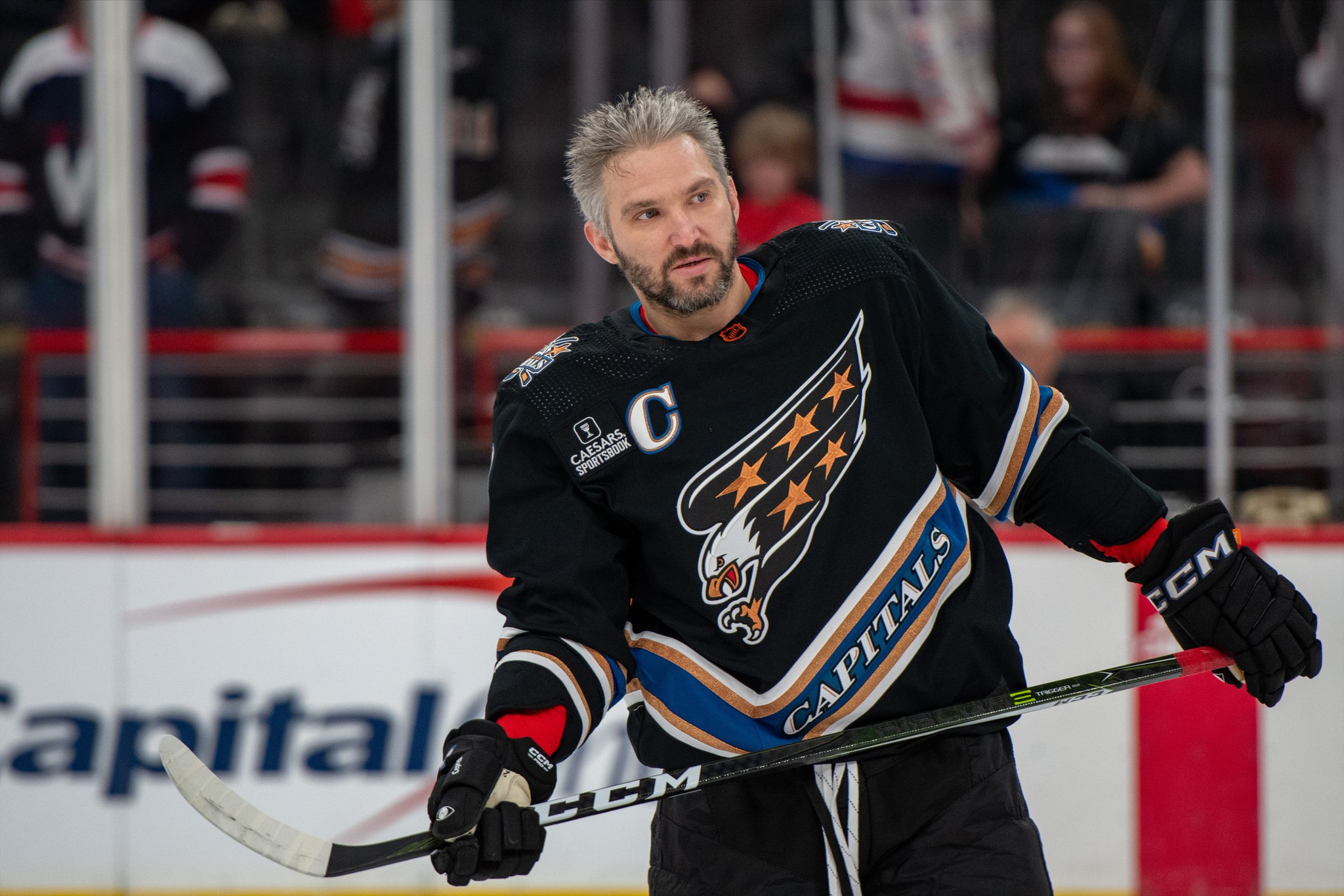 NHL on X: BACK IN BLACK 🦅 These @Capitals Screaming Eagle #ReverseRetro  jerseys definitely have us feeling nostalgic. Also, peep Darcy Kuemper's  mask homage to @OlafKolzig! 🔥  / X