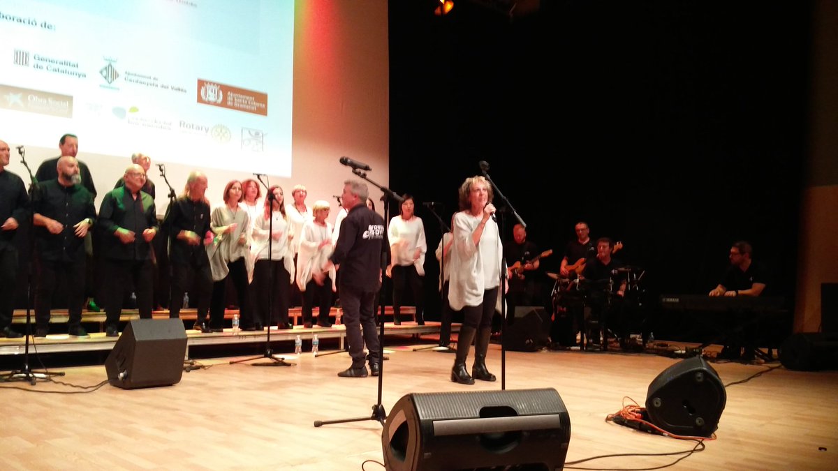 Vespre de celebració dels 25 anys de l'entitat solidària ACAU a l'<a href="/AuditoriTRS/">Auditori Terrassa</a>, amb un excel·lent concert de <a href="/tonsisonsTG/">Tons & Sons</a>.
Solidaritat amb el sud global i també amb les persones més properes.
#Terrassa.